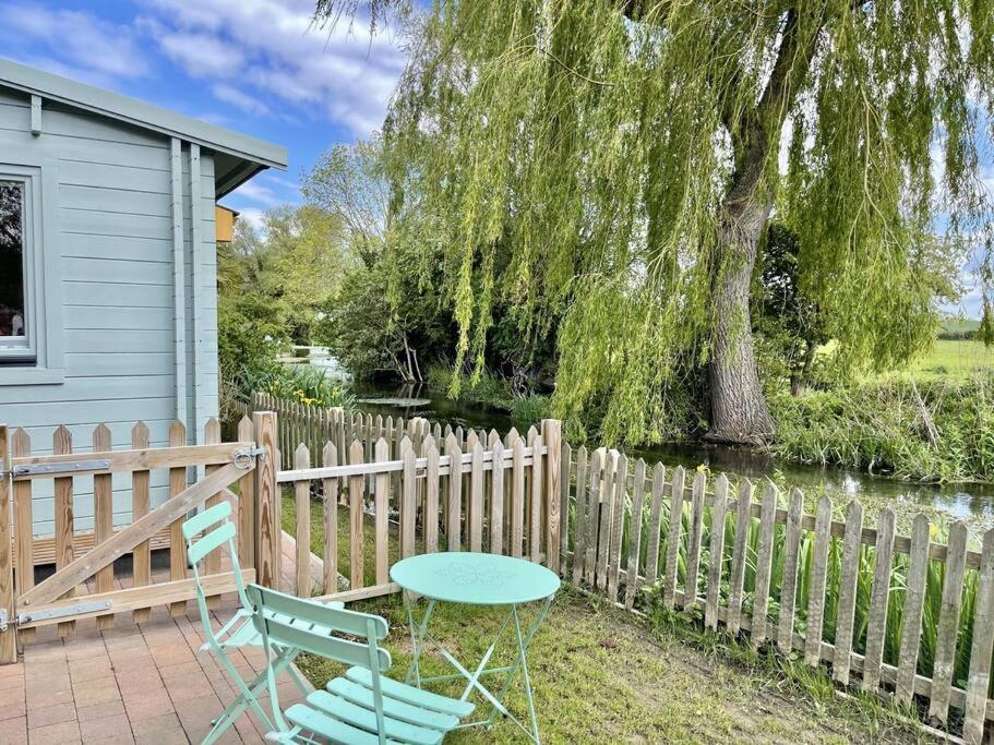 Willow Tree - Cosy In The Heart Of The Kent Countryside