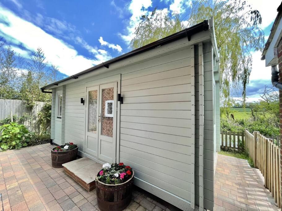Willow Tree - Cosy In The Heart Of The Kent Countryside